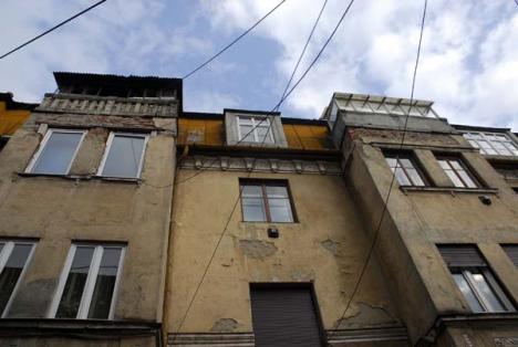 Oradea kitsch: zona istorică a ajuns o ruină pestriţă gata să se dărâme